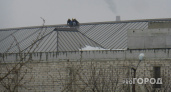 В Коми спасатели сняли с крыши детей