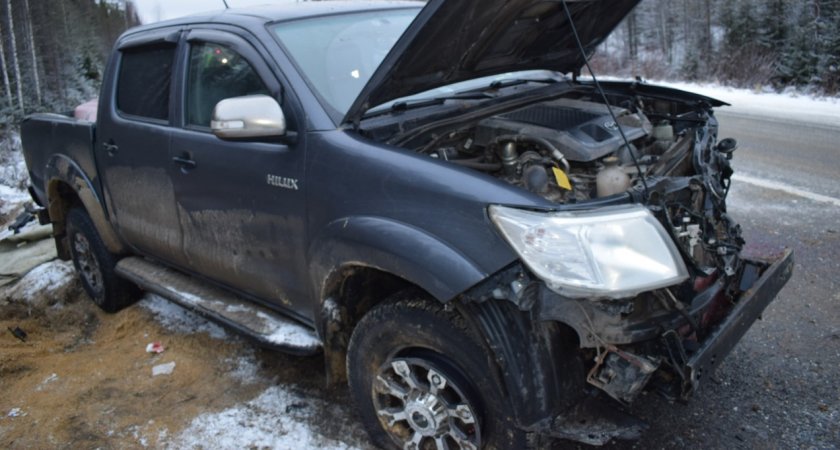 Из-за скользкой дороги водитель «Toyota Hilux» перевернулся в кювет под Ухтой