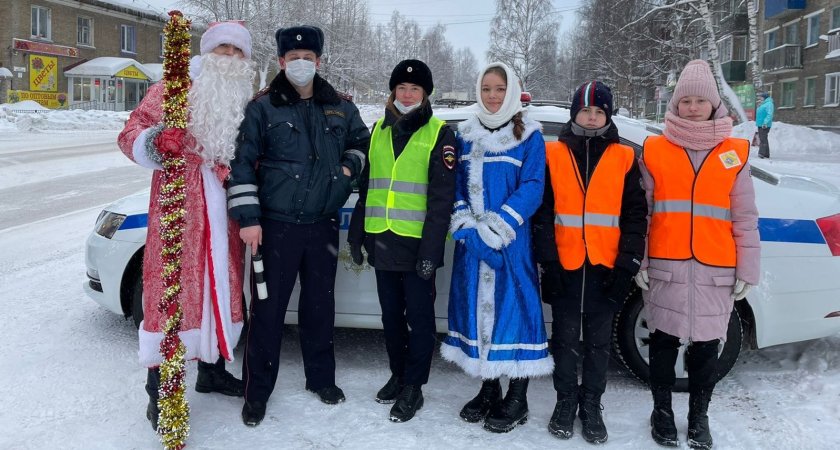 Дед Мороз и Снегурочка вышли на дежурство дорог Сосногорска
