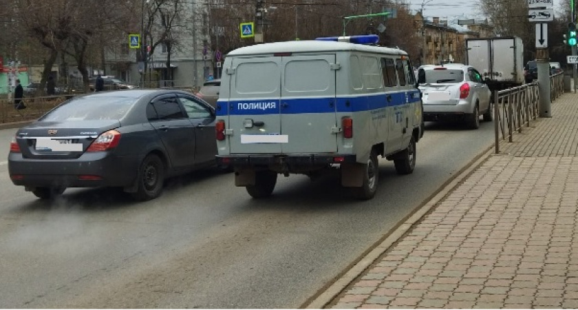 Житель Сосногорска угрозами забрал деньги у незнакомки под окнами прокуратуры