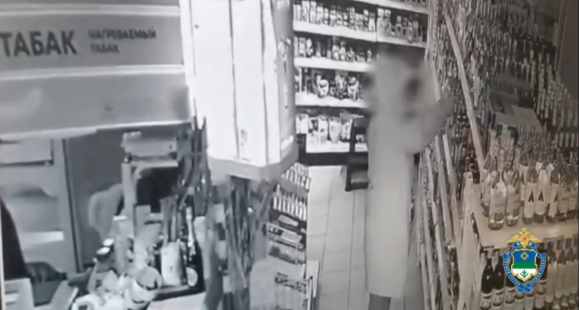 Безработный житель Коми проник в магазин с помощью крышки люка