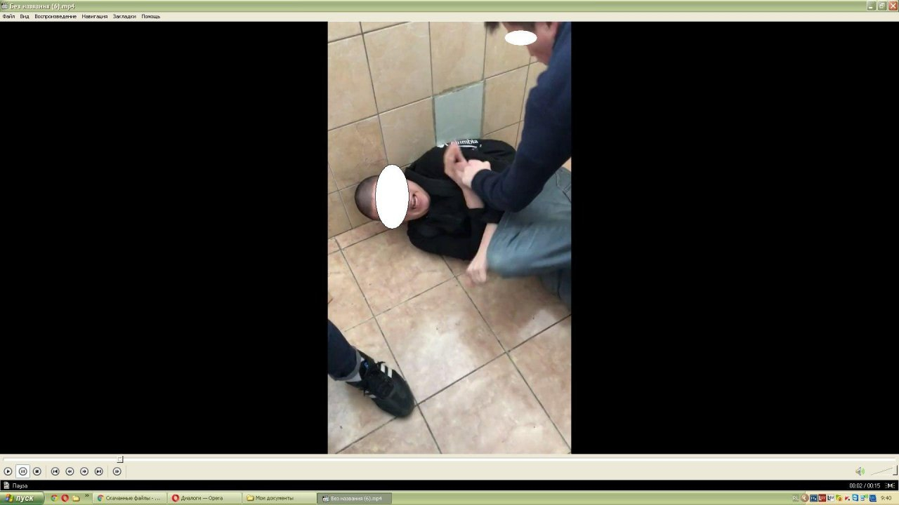 Появилось видео, как подростка избивают в школьном туалете в Ухте