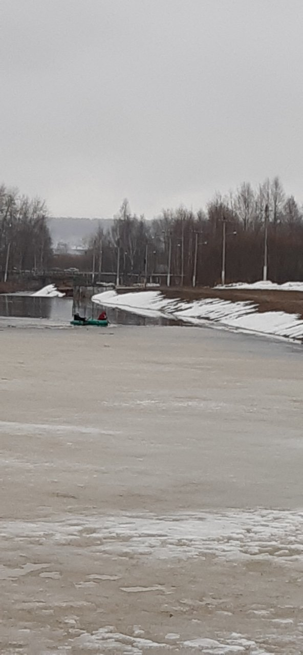 Мужчина с подростком в нарушение самоизоляции катались на лодке в ухтинском парке