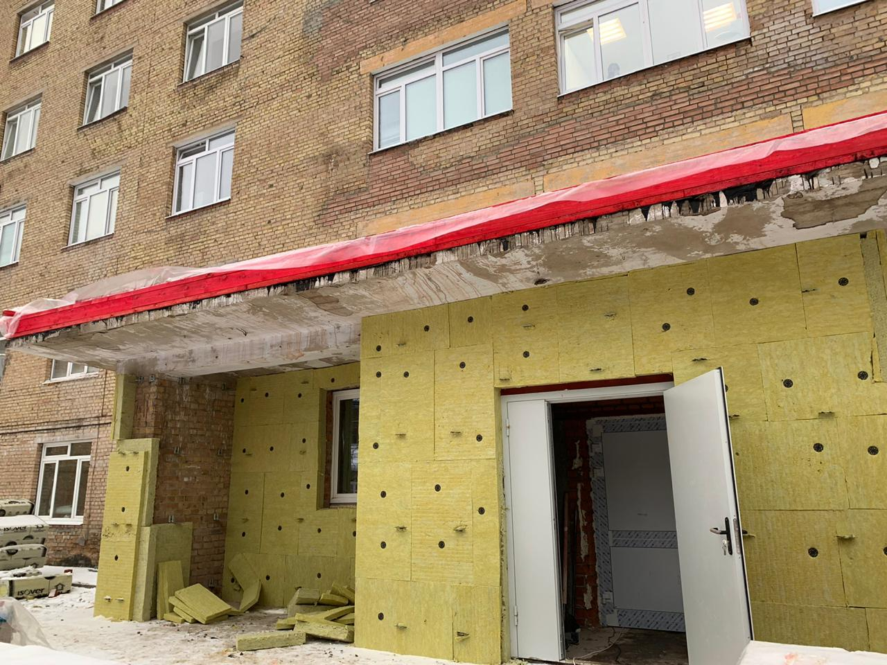 Фасад ухтинской городской больницы скоро обновится: наружные работы в самом разгаре
