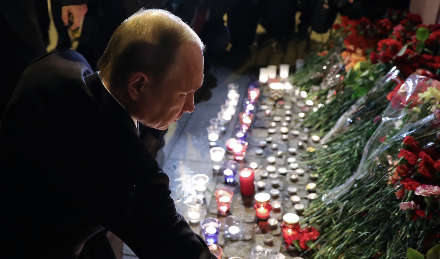 Путин возложил цветы у станции метро, где произошел взрыв