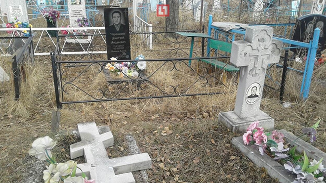 Под Иркутском школьники разгромили кладбище