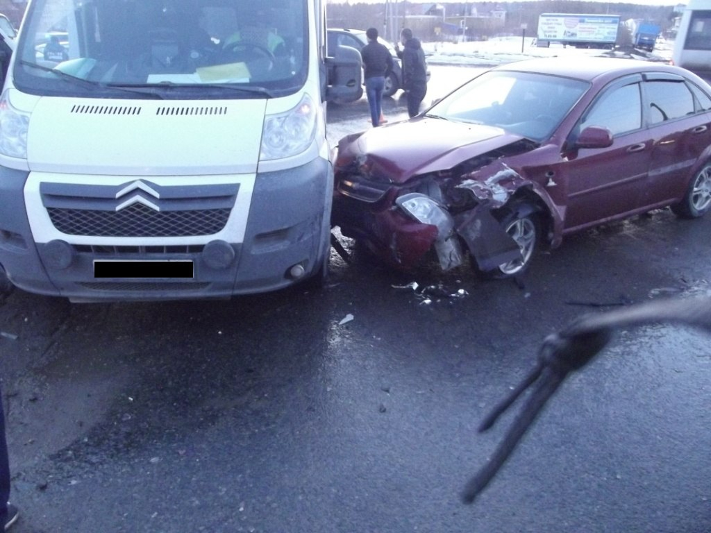 ДТП в Ухте: иномарка пролетела на красный и протаранила две машины