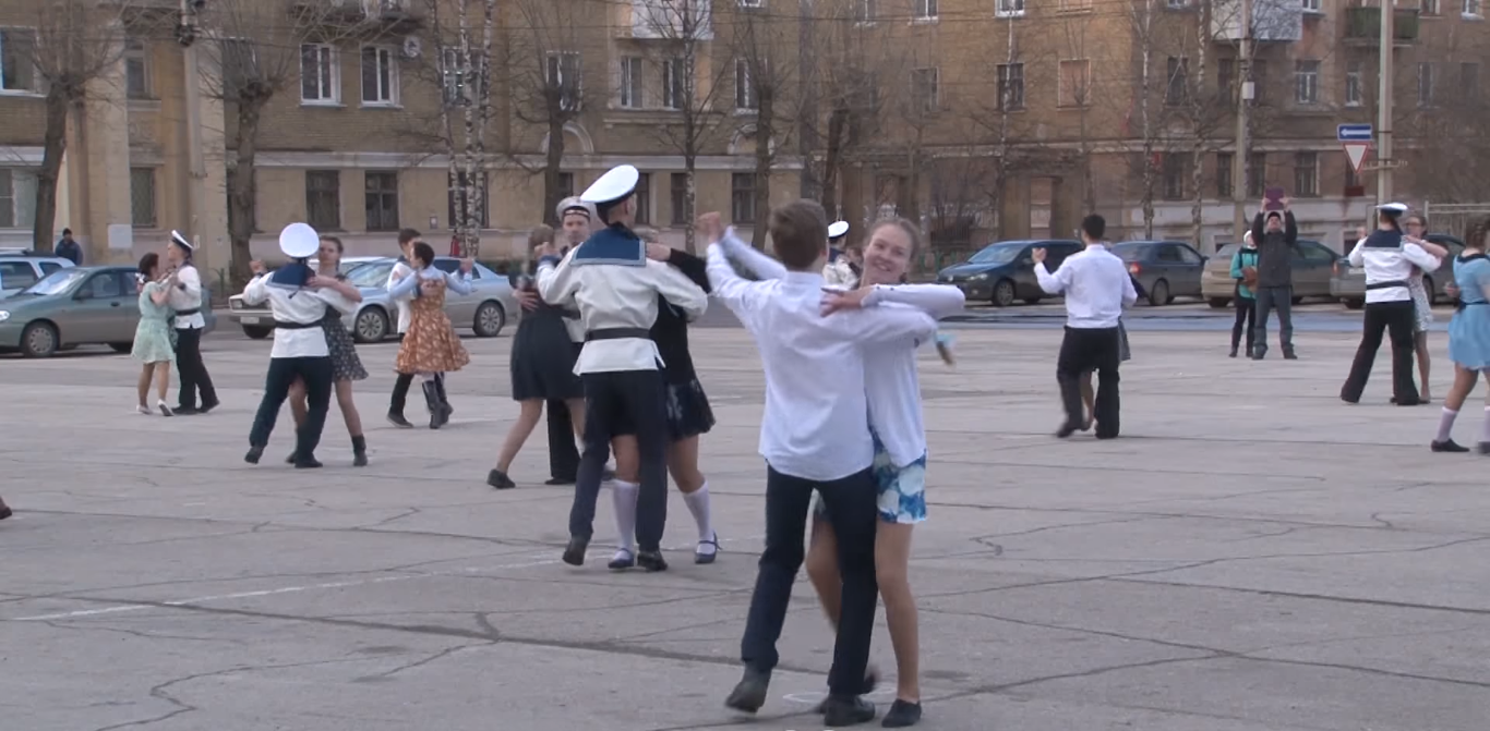 В Ухте на Первомайской площади студенты танцевали вальс Победы (видео)