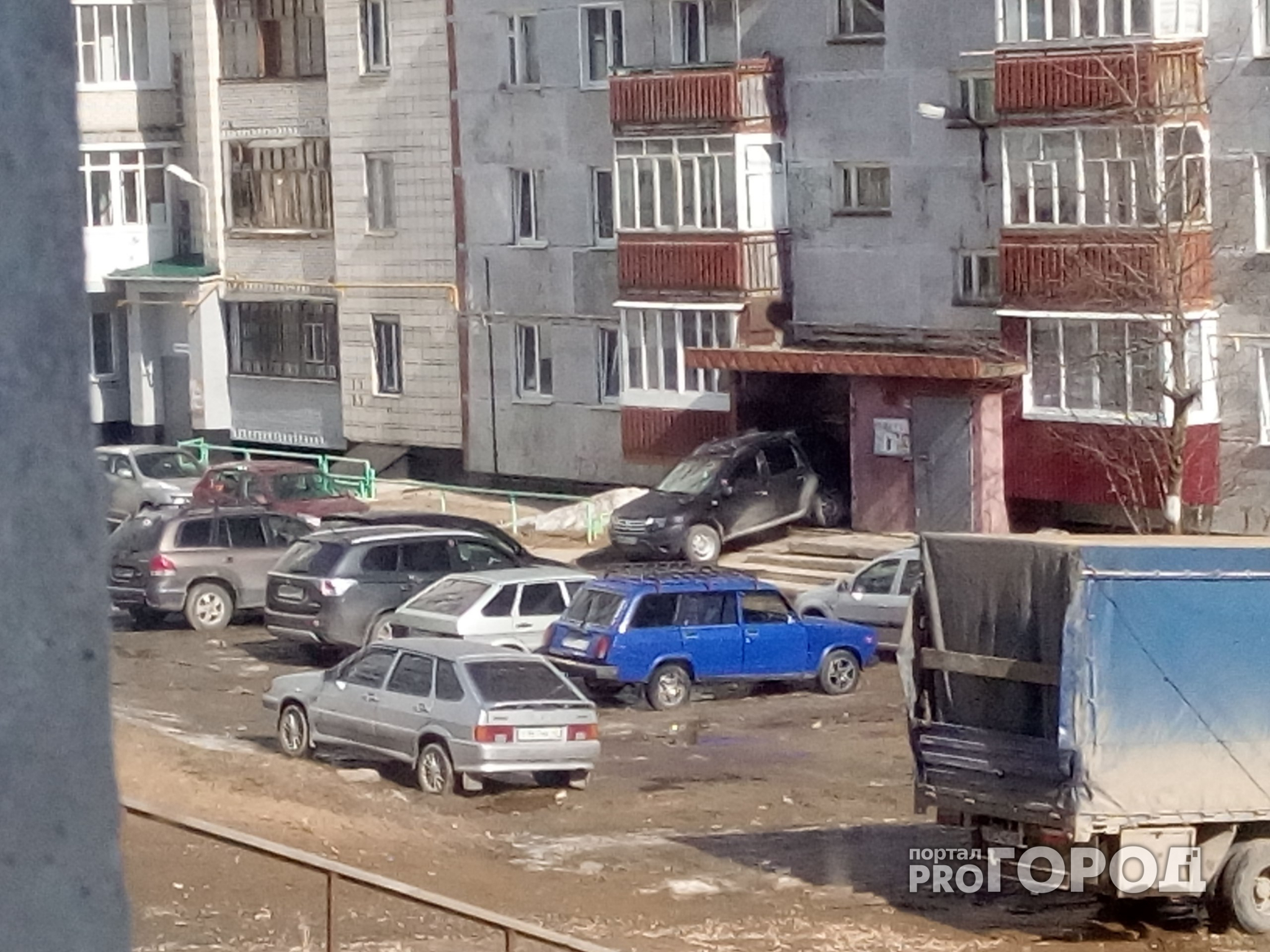 Ухтинцев возмутил припаркованный "в подъезде" автомобиль