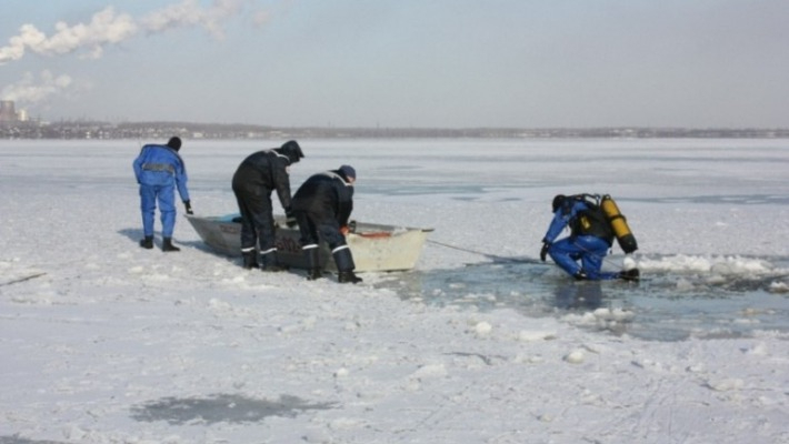 В Коми на лодке  рыбаки столкнулись с льдиной