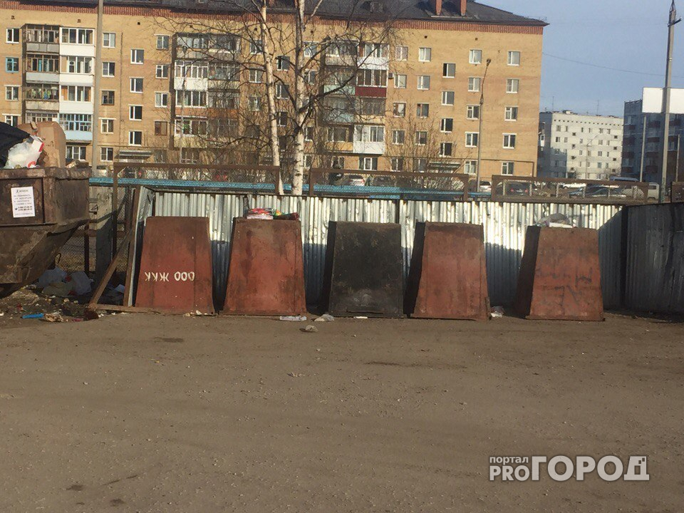 В Ухте на Ленина, 65 перевернули мусорные баки