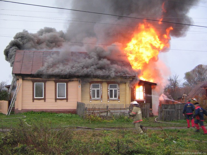 На пожаре в Коми бабушка погибла вместе с внуками, пытаясь их спасти