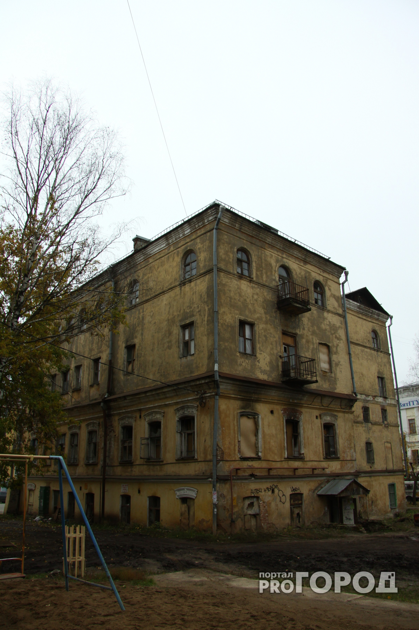Глава Коми напомнил Сосногорской администрации об аварийном общежитии