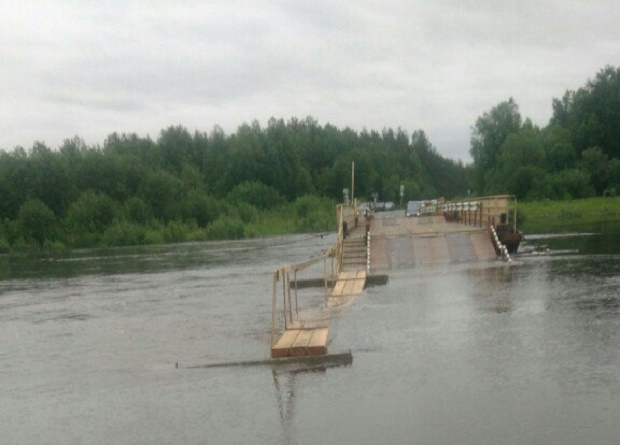 В Коми спасатели помогли медикам перенести через реку женщину