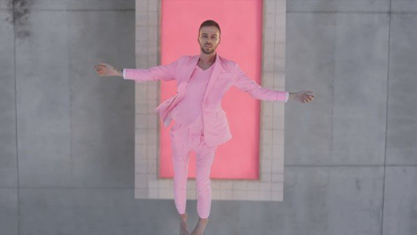 Ухтинцы о новом клипе Макса Барских: "Много розового"