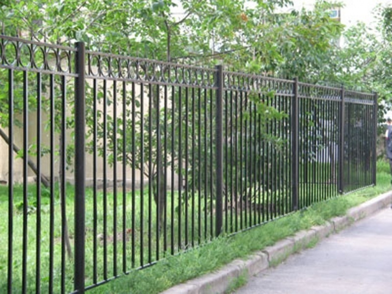 Двухлетняя девочка из Коми застряла в прутьях железной ограды