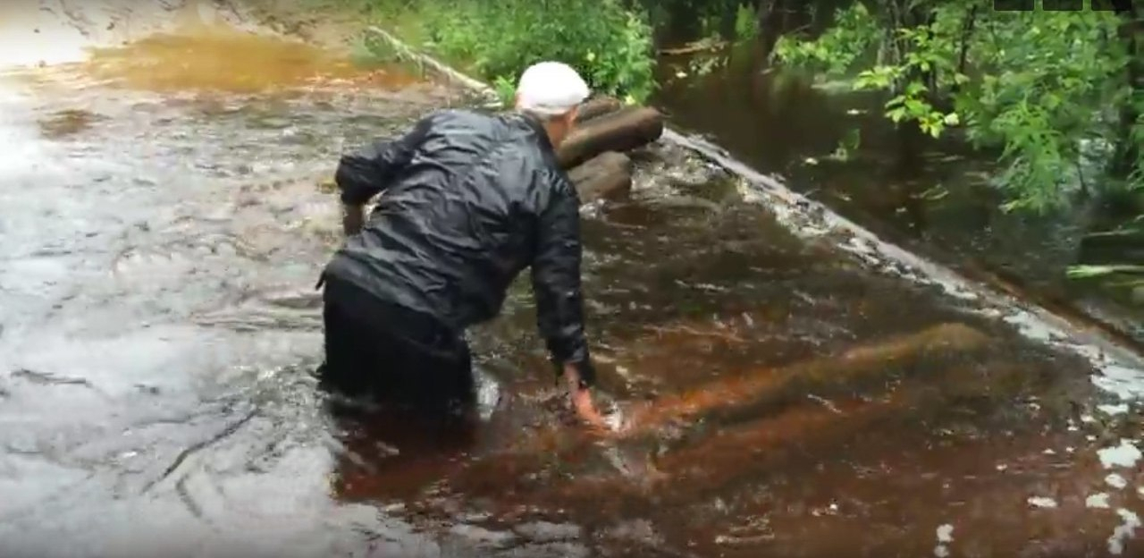 На Удоре деревянный мост ушел под воду (Видео)