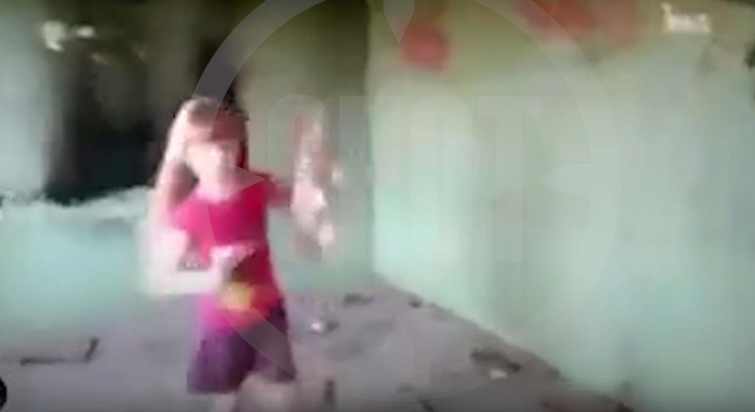 В Сети появилось видео с маленькой девочкой, которая убивает животных