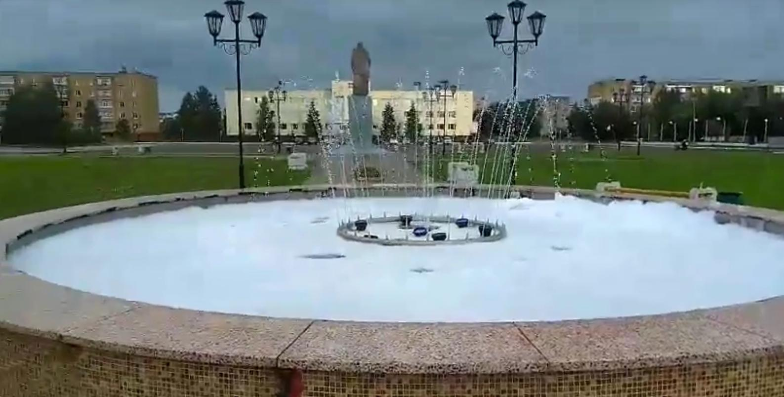 В Коми жители сделали пенный фонтан