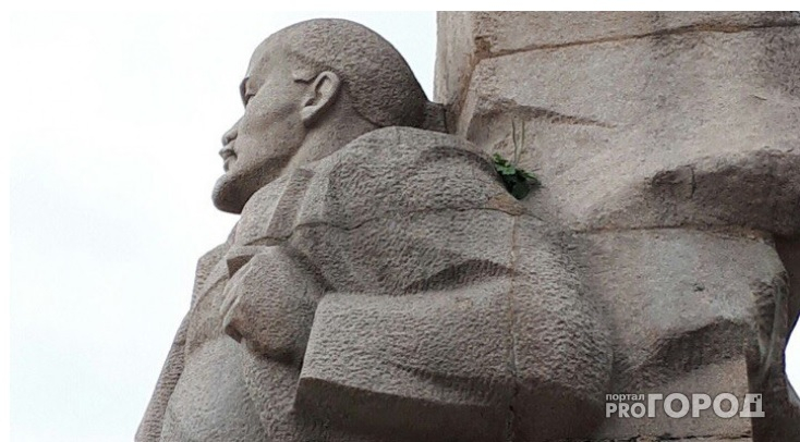 На статуе Ленина в столице Коми вырос подорожник