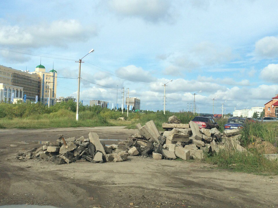 Рядом с роскошным "Газпром Сити" валяется гора строительного мусора
