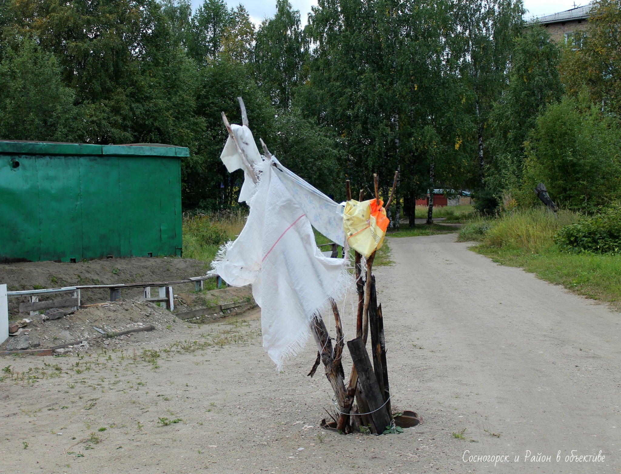 В Сосногорске открытый колодец обозначили палками и рваными тряпками