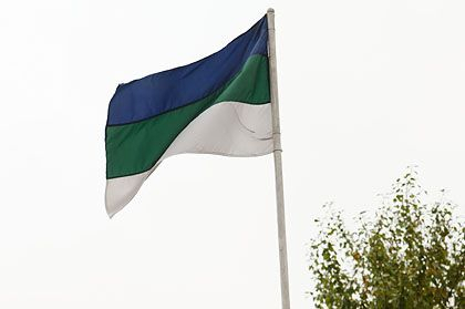 Появилось фото, как над сельсоветом на Удоре повесили флаг
