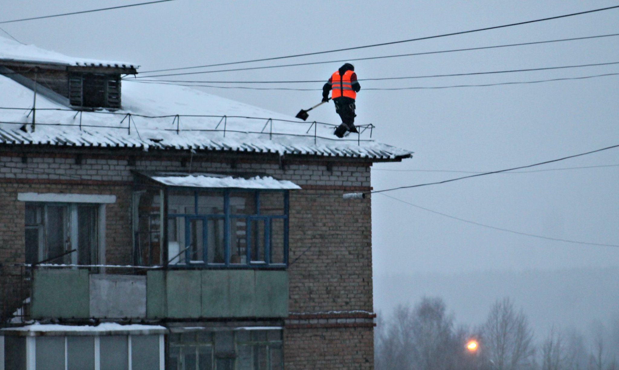 В Сосногорске работники коммунальных служб чистят крыши без страховки