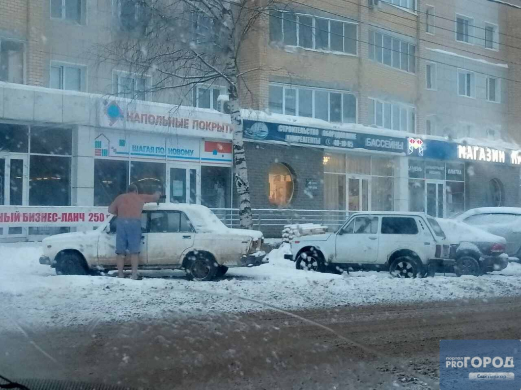 В Коми полуголый мужчина чистил свой автомобиль от снега