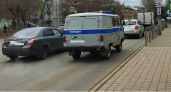 Житель Сосногорска угрозами забрал деньги у незнакомки под окнами прокуратуры