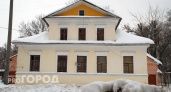 В Сосногорске людей заставили ремонтировать фасад дома