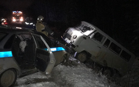 В Коми пьяный водитель "УАЗа" врезался в полицейскую машину
