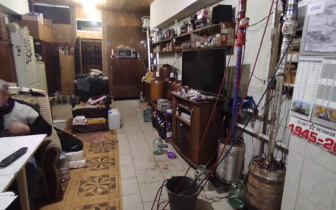 В Ухте накрыли нелегальное производство поддельного алкоголя известных марок в гараже