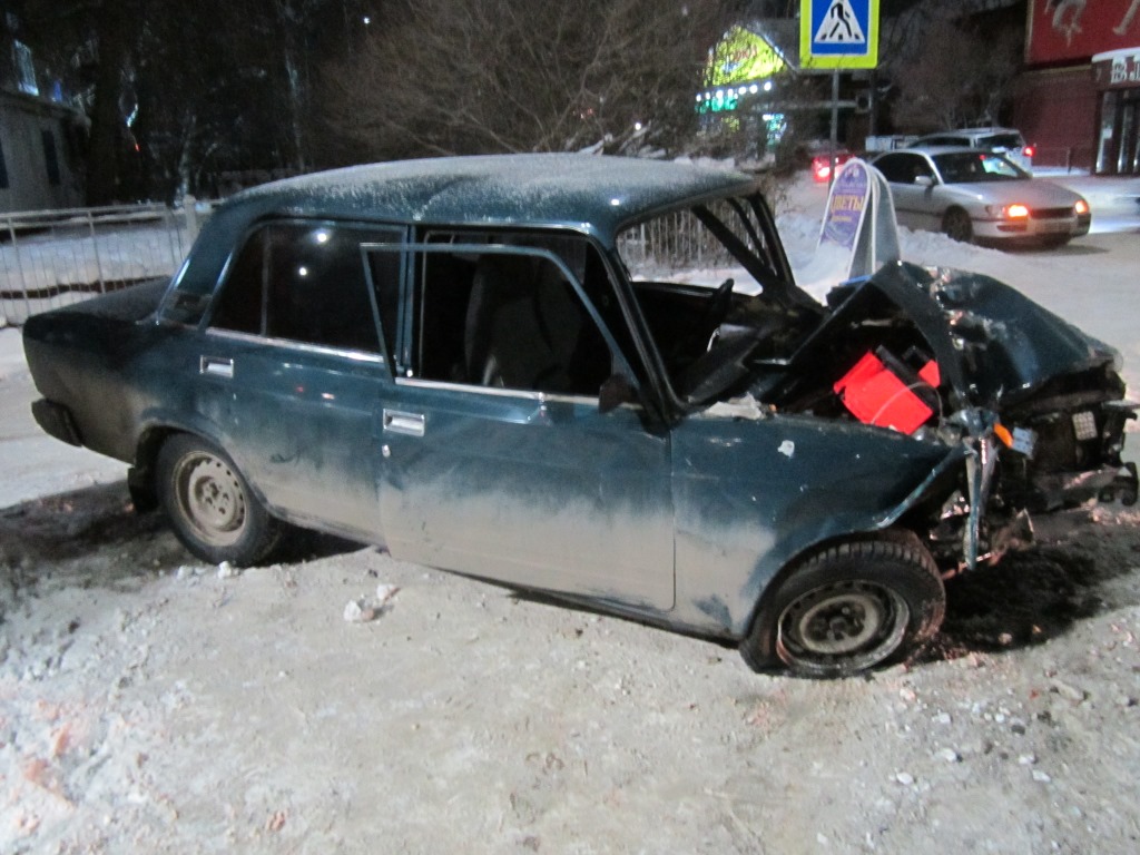 ВАЗ после столкновения со Skoda влетел в дерево в Ухте декабрь 2022