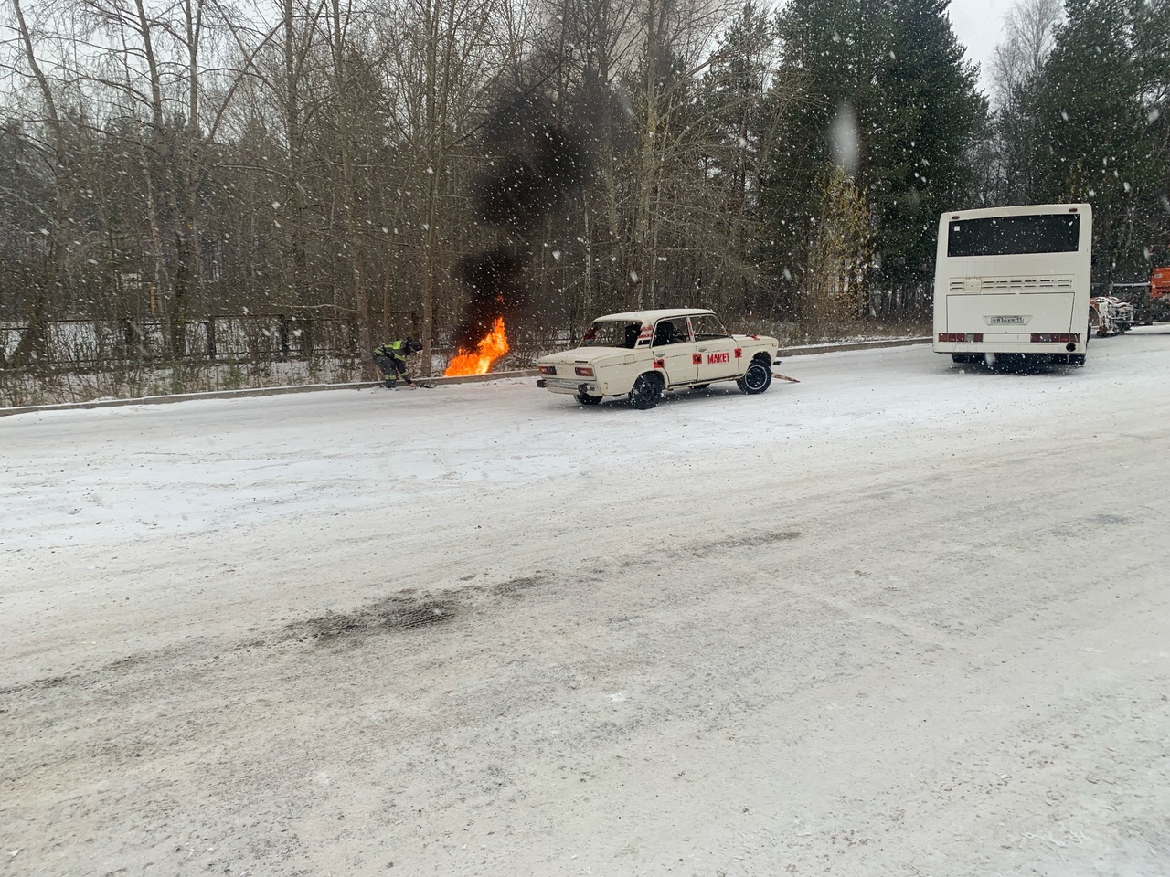 Ээвакуировали пассажиров автобуса и распилили машину в Ухте октябрь 2023