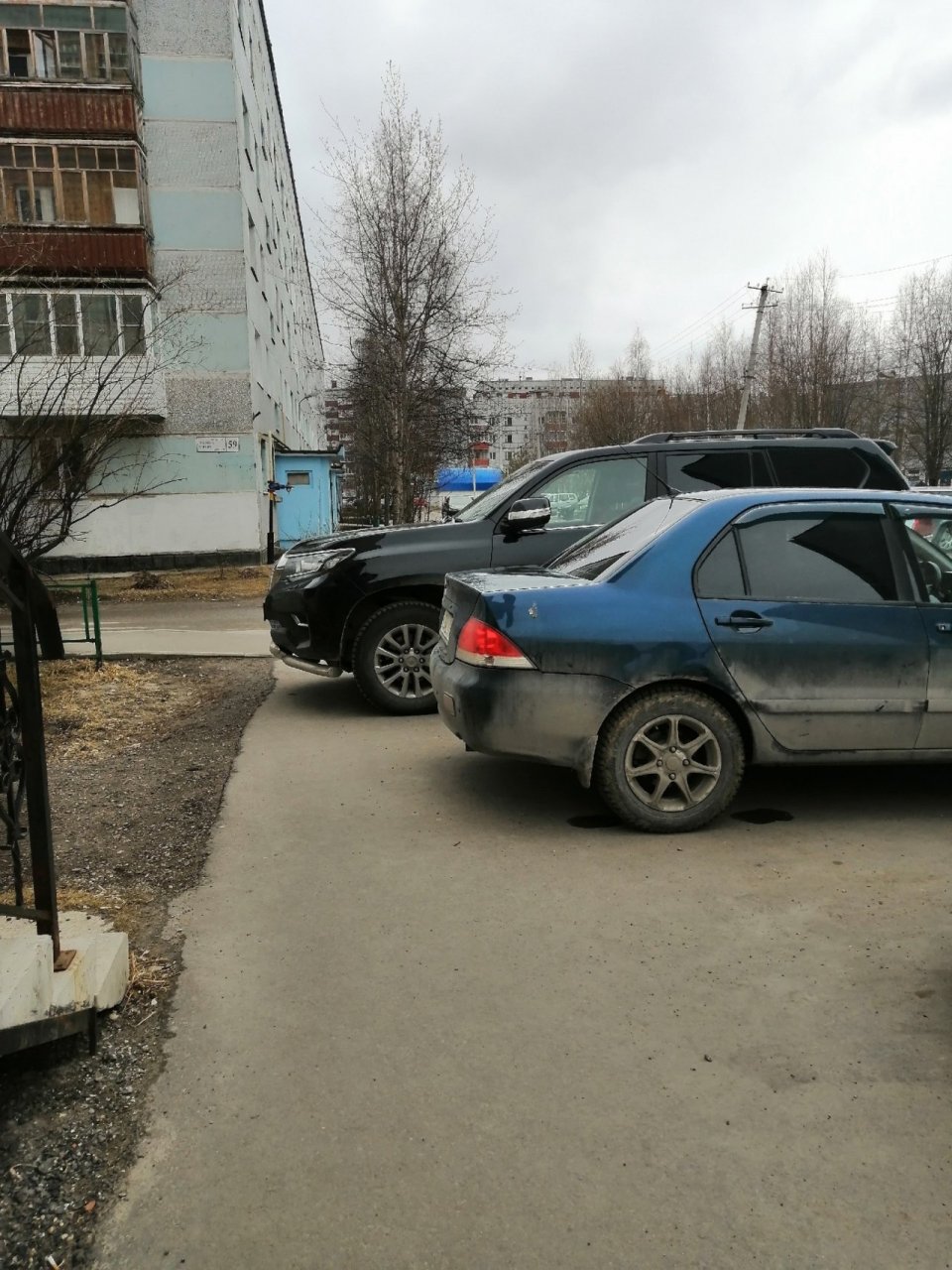 В Ухте из-за автомобилей на тротуаре, люди вынуждены ходить по лужам |  14.05.2024 | Ухта - БезФормата