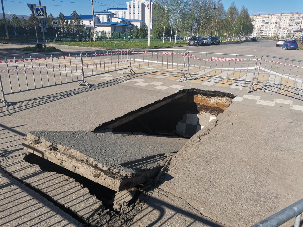 В Ухте ликвидируют провал асфальта в районе храма на Зерюнова | 09.06.2024  | Ухта - БезФормата