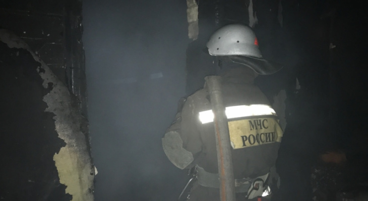 В Коми пожарные спасли из горящего дома трех человек