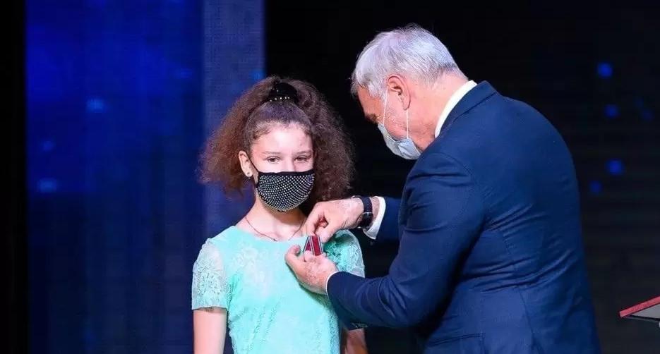 Президент России наградил школьницу из Коми за спасение брата из огня