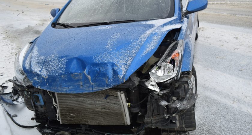 В Ухте водитель на иномарке выехал на "встречку" и попал в аварию