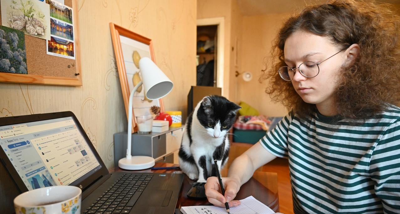 Невакцинированных жителей Коми начали отстранять от работы