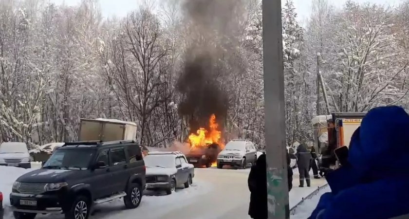 На трассе Сыктывкар - Ухта страшно вспыхнул легковой автомобиль