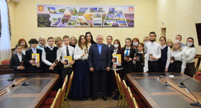 В администрации торжественно вручили паспорта юным и выдающимся ухтинцам