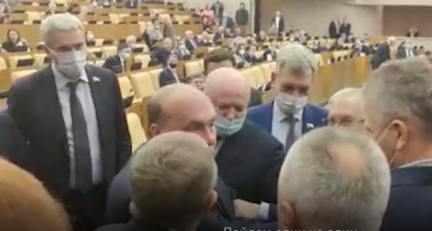 Депутаты дрались, но голосовали за законопроект о QR-кодах для посещения общественных мест