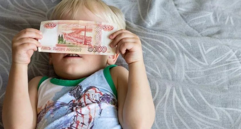 В Госдуму внесли законопроект о ежемесячной выплате по 10 тыс. рублей семьям с детьми