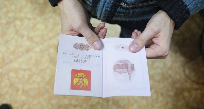 Россиянам объяснили причину ухода от штампов о браке и детях в паспорте