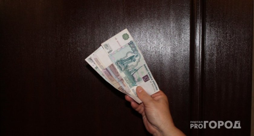 В Коми женщина обменяла приятелю 5-тысячную купюру "банка приколов" на настоящие деньги