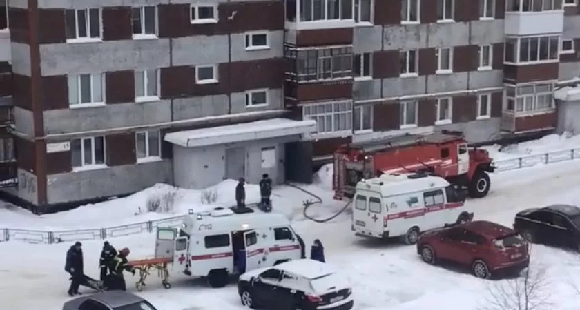 Фото к статье: В Ухте на пожаре в многоквартирном доме пострадали люди