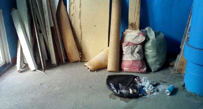 Ухтинцев перепугали мешки со строительным мусором в подъезде