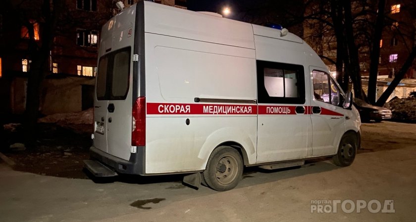 В Коми мужчина выпал из окна многоэтажки